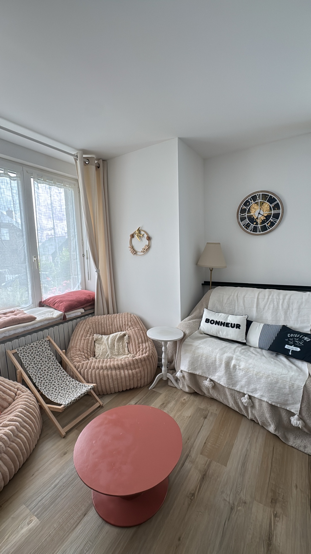 Salon cocooning aux teintes vieux rose et lin